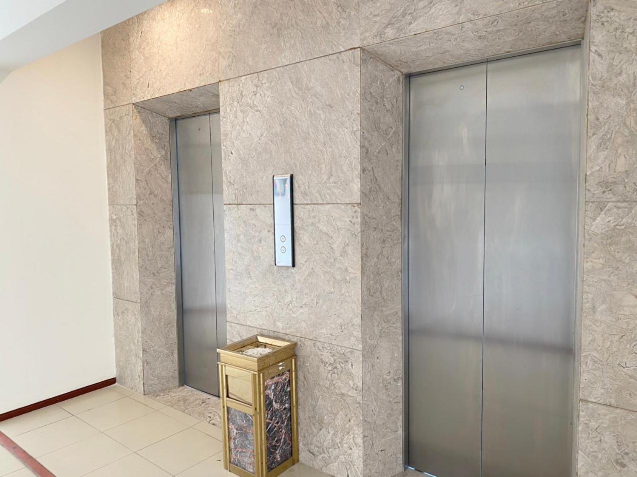 NguyẽN QuyèN Hotel 河内 外观 照片
