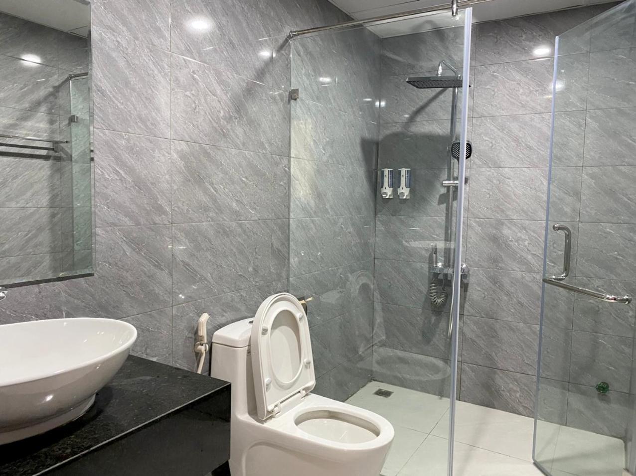 NguyẽN QuyèN Hotel 河内 外观 照片