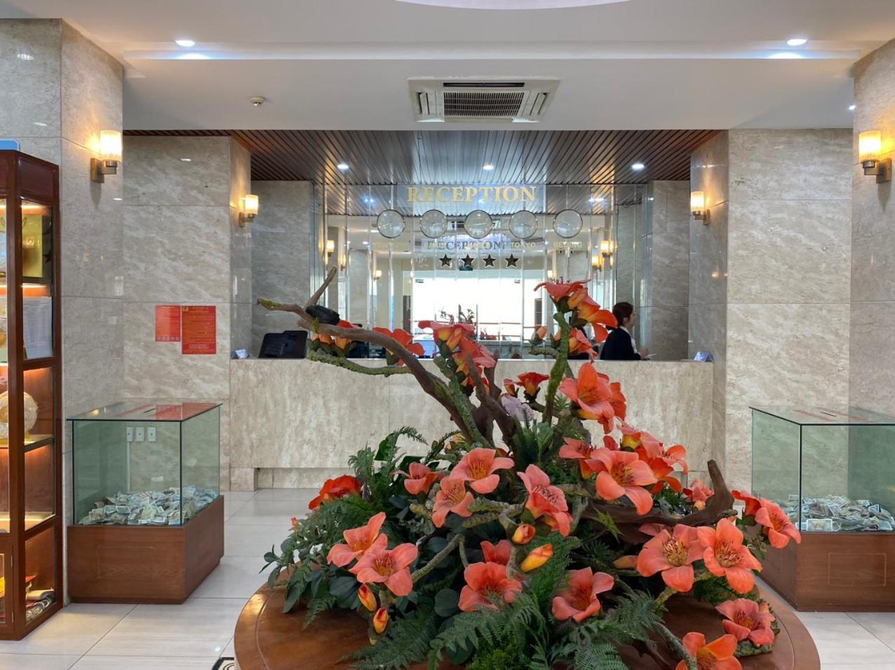NguyẽN QuyèN Hotel 河内 外观 照片