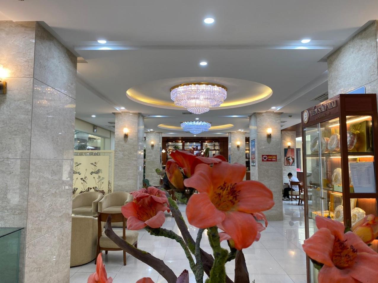 NguyẽN QuyèN Hotel 河内 外观 照片