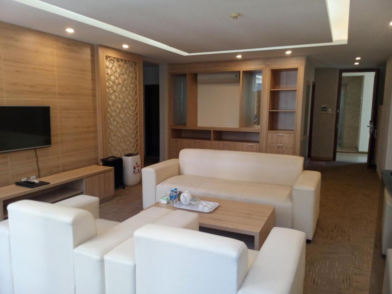 NguyẽN QuyèN Hotel 河内 外观 照片